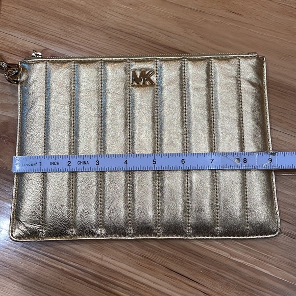 Michael Kors medium Panel Quilted pouch wristlet gold zip top - Picture 2 of 9
